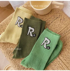 Stilvolle Damen Strick Socken mit einzigartigem Silikon Buchstaben Aufnäher für den Herbst.