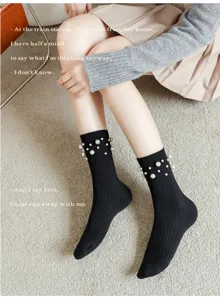 Chaussettes mi-mollet noires pour femmes avec ornements de perles et tissu en coton doux.