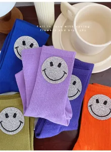 Calzini di cotone al polpaccio con smiley in strass colorati primo piano stile accogliente