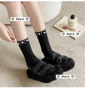 Schicke schwarze Halbsocken mit edlen Perlenbündchen, ideal für trendige Outfits kombiniert.