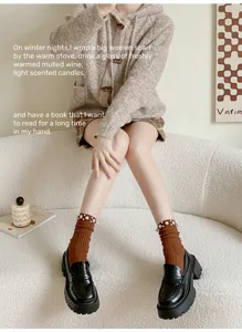 Stilvolle Damen Mittelsocken mit eleganten Perlendetails, perfekt für modische Alltagslooks.