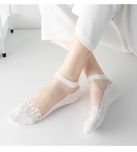 Chaussettes courtes en dentelle blanche pour femmes, fines chaussettes d'été avec semelle coton.