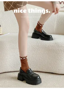 Koreanische Damen Socken mit Perlen Dekor kombiniert mit dicken schwarzen Lederschuhen.