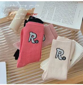Modische mittelhohe Stacked Socken mit Strass Buchstaben R Patch fuer Damen Herbst Winter.