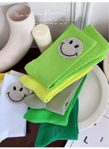 Comode calze in cotone a tubo medio con volti sorridenti in strass scintillanti.