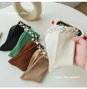 Gerippte Damen-Mid-Calf-Socken mit Perlenbesatz, stilvolles Design für den Alltag.