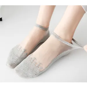 Chaussettes courtes d'été pour femmes en dentelle fine avec fond en coton confortable.