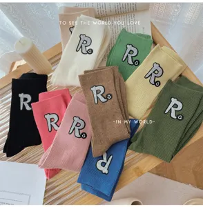 Stilvolle Damen-Mittelsocken mit glitzernden Strass-Buchstaben-Patches, kuschelige Herbstkleidung.