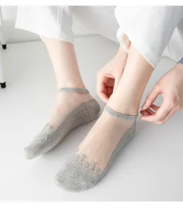Chaussettes cristal en dentelle fine d'été pour femmes fond en coton gris bas court.