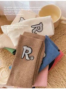 Gemütliche Damen Strick-Slouch-Socken für den Winter mit Buchstaben-Aufnäher, bequeme Freizeitsocken.