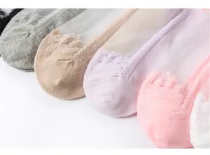 Vue détaillée de chaussettes en cristal de dentelle fine d'été pour femmes avec fond en coton.