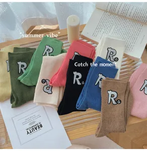 Gerippte Wadenstrümpfe mit kreativem Buchstaben R Aufnäher, gemütliche Freizeitsocken.