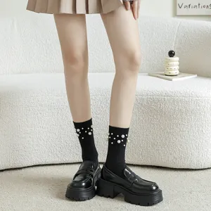 Chaussettes mi-hautes noires avec perles associées à des mocassins chunky et jupe vue principale.