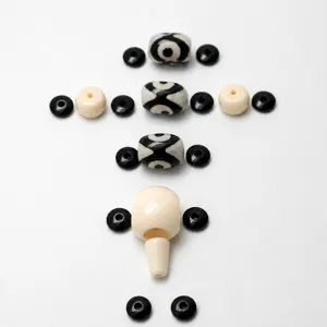 Ensemble d'accessoires de bijoux en perles Bodhi DIY avec pendentifs sculptés.