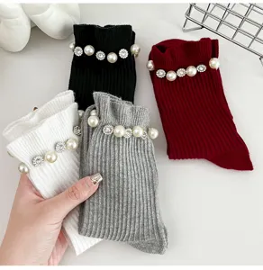 Gros plan détaillé de chaussettes en tricot chic avec élégant décor de perles et strass.