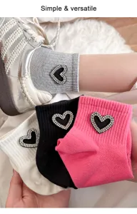 Vue détaillée de jolies chaussettes courtes pour femmes avec écusson cœur en strass.