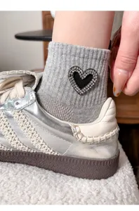 Chaussettes courtes grises en coton pour femmes avec cœur en strass brillant et doux