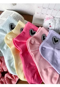 Vue détaillée de chaussettes courtes en coton douces avec strass en forme de cœur noir.