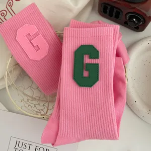Chaussettes mi-mollet côtelées roses avec patchs lettre G en cuir PU, style collège mignon.