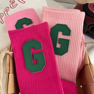 Chaussettes mi-mollet côtelées roses avec patch lettre G verte style collégien doux et cool femme