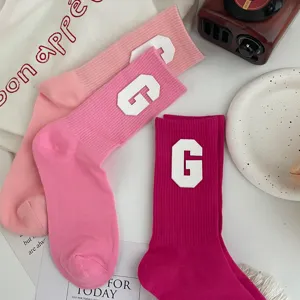 Chaussettes mi-hautes style collège rose avec lettre G en cuir PU, chaussettes tendance confort