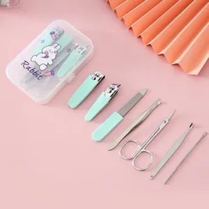 Nahaufnahme des tragbaren Nagelknipser-Sets aus Edelstahl in transparenter Box mit Hase.