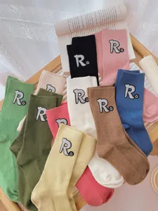 Modische Damen Socken mit Buchstaben R Patch, bunte Strick Freizeitsocken Herbst Winter Mode.
