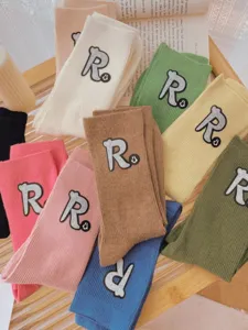 Bunte Herbst Winter Damensocken mit Buchstabe R Aufnaher bequeme modische Freizeitsocken