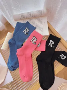 Stilvolle Damen Slouch Mittelsocken mit Buchstaben R Patch, bequeme Herbst Winter Alltagskleidung.