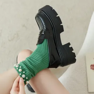 Koreanische chunky Plateauschuhe kombiniert mit stilvollen grünen Perlen Wadenstrümpfen