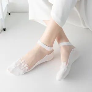 Chaussettes en cristal de dentelle blanche pour femmes, fines chaussettes basses en coton respirant.