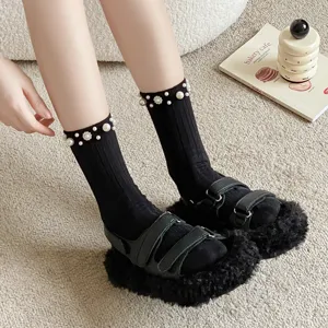 Modische schwarze Damen-Mittelsocken mit eleganten künstlichen Perlen am Bündchen.