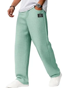 Vue détaillée du pantalon droit décontracté pour homme vert menthe en tissu gaufré.