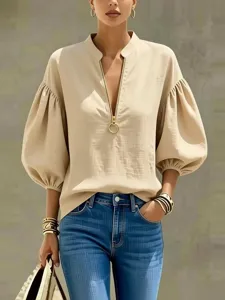 Detailansicht der lässigen Damen V-Ausschnitt Bluse mit Metall-Ringreißverschluss und Ärmeln.
