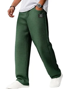 Vue detaille du pantalon decontracte vert pour homme en tissu gaufre avec etiquette de poche.