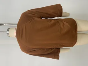 Detalle de camiseta marrón cuello redondo manga media ancha, top de verano casual básico.