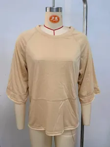 Camiseta de manga corta ancha lisa para mujer con cuello redondo y diseño de empalme.