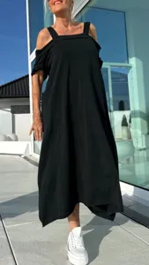 Vue de detail de la robe longue ample noire epaules denudees pour femme, style d'ete casual.