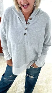 Sweat-shirt a capuche gris pour femme avec col boutonne et manches longues detail.
