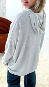 Vue de dos détaillée du sweat à capuche gris ample, texture douce, coupe confortable et tendance.