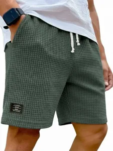 Détail de short décontracté en tricot gaufré pour homme, coupe ample et cordon réglable.