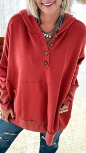 Vue détaillée du sweat à capuche décontracté pour femme avec boutons et poche pratique.