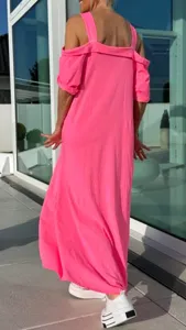 Vue détaillée de la longue robe décontractée rose néon vif avec un design épaules dénudées.