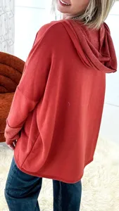 Sweat a capuche oversize pour femme vue de detail, pull rouille decontracte d'automne.