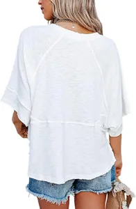 Vista trasera detalle top de verano blanco suelto cuello redondo manga acampanada.