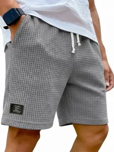 Shorts de loisirs pour hommes en maille gaufrée, vue détaillée avec cordon et coupe.