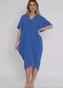 Λεπτομερής όψη του κομψού μπλε V-neck φαρδιού midi φορέματος με υπέροχη υφασμάτινη υφή.