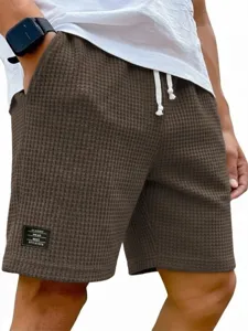 Vue détaillée du short décontracté pour homme en tricot gaufré avec cordon de serrage.
