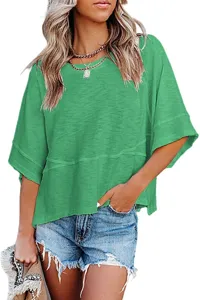 Vista detallada de la camiseta verde casual de cuello redondo y mangas holgadas con costuras.