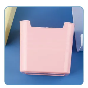 Detail de boite de rangement de bureau rose en plastique pour papeterie et maquillage.